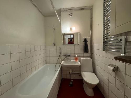 Un baño con bañera, lavabo e inodoro. en Kotimaailma-Studio Keskustassa, en Kokkola
