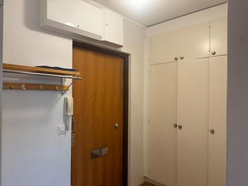 Habitación con armario y puerta de madera. en Kotimaailma-Studio Keskustassa, en Kokkola