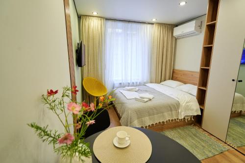Charming Apartment by Park, Museums & Cafes