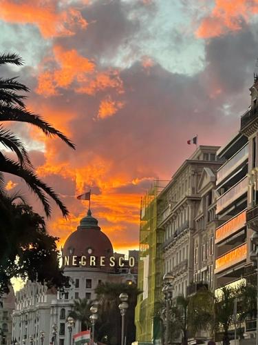 un coucher de soleil sur le panneau msgresoco sur un bâtiment dans l'établissement Cosy studio à 2 pas de la mer, à Nice