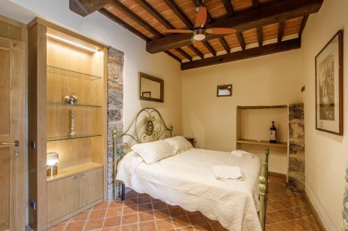 a bedroom with a bed and a shower at Relais La Costa Historical Residence in Monteriggioni