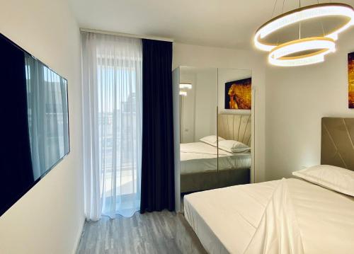 En eller flere senge i et værelse på Onix Aparthotel SD Luxury Sea View 42