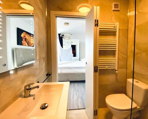 Et badeværelse på Onix Aparthotel SD Luxury Sea View 42