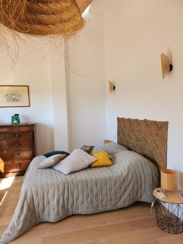 une chambre avec un lit avec des oreillers dessus dans l'établissement Annie-laure, à La Celle-sous-Gouzon