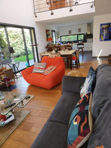 un salon avec un canapé et une table dans l'établissement Annie-laure, à La Celle-sous-Gouzon