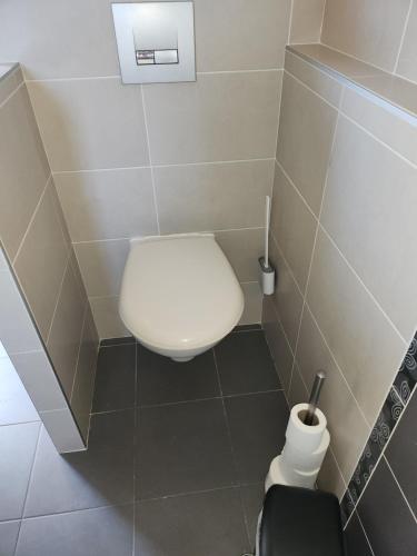 une salle de bain avec des toilettes blanches dans une chambre dans l'établissement Annie-laure, à La Celle-sous-Gouzon