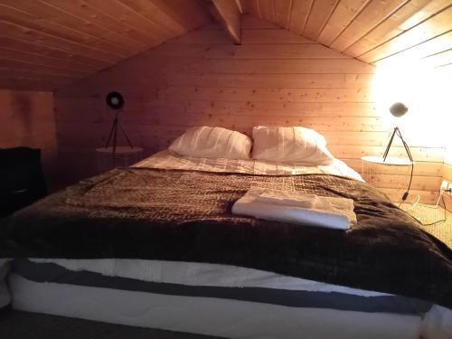 Postel nebo postele na pokoji v ubytování Le Chalet d'Isabelle-sur la vélodyssée-drap-serviette