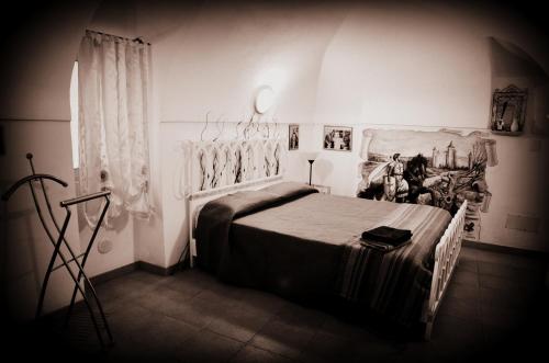 1 dormitorio con 1 cama en una habitación blanca en Antico Castello, en Seborga
