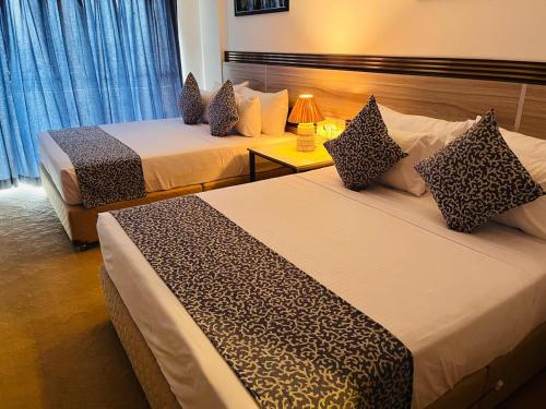 Postel nebo postele na pokoji v ubytování Negombo Ocean Breeze Luxury Studio by Serendib Vacation