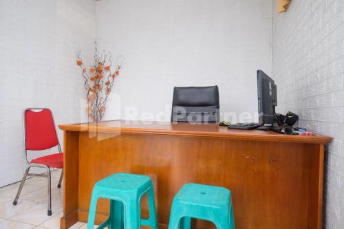 Телевизор и/или развлекательный центр в Brilliant Homestay Dieng RedPartner