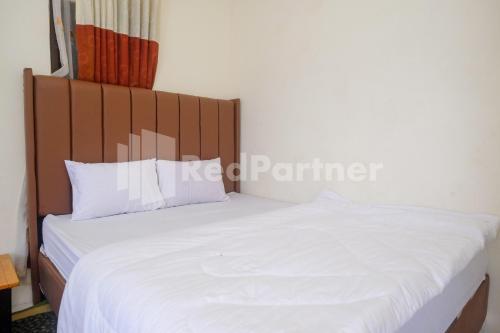 Кровать или кровати в номере Brilliant Homestay Dieng RedPartner
