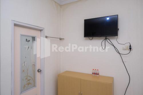 Телевизор и/или развлекательный центр в Brilliant Homestay Dieng RedPartner