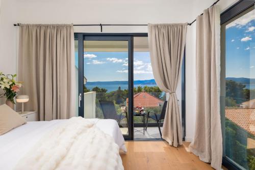 New Luxury Beachfront Villa Manera Bol with heated pool photo 2