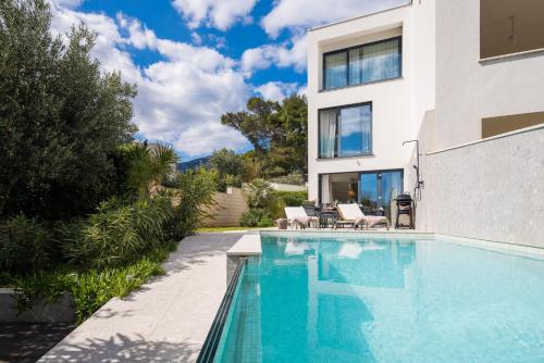 Luxury villa Manera Bol with heated pool near Zlatni Rat