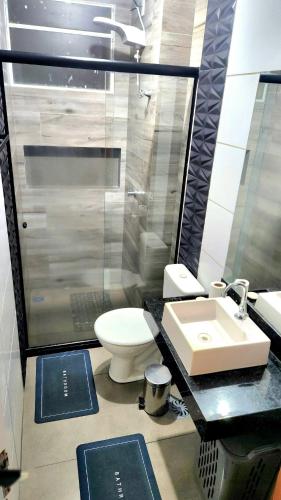 a bathroom with a toilet and a sink at Apto 2 quartos Inteiro privativo Palmas TO in Palmas