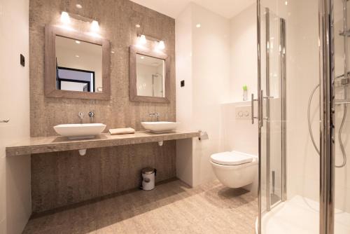 La salle de bains est pourvue de 2 lavabos, de toilettes et d'une douche. dans l'établissement Seaview with Terrace, à Cannes