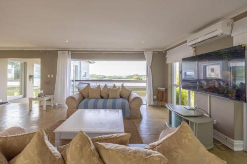Телевизор и/или развлекательный центр в 19 on Beaufort & 41 Ocean Ave - The Willes - Emerald view - Kenton-on-Sea