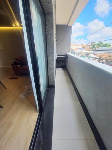 an empty room with a window in a building at Apart-hotel Theotókos Flats in Piumhi