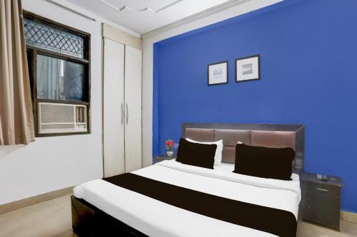 Postel nebo postele na pokoji v ubytování Super OYO Townhouse Anmol Residency Near Saket Metro Delhi