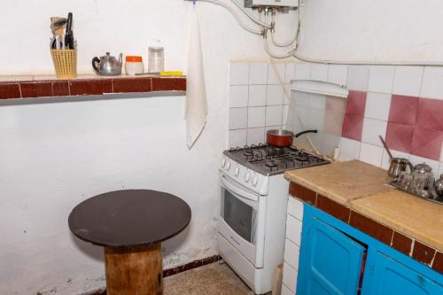 cocina con fogones y mesa. en dar babey nefta, en Nefta