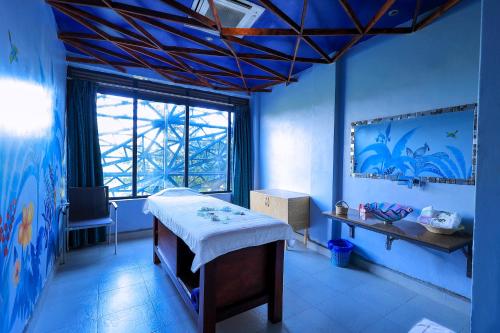 a blue room with a bed and a window at Aquarius Kigo Resort in Kigo