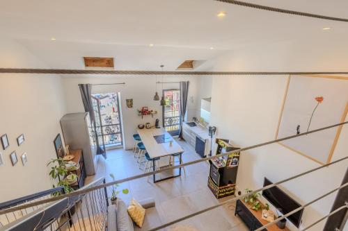 d'un salon avec une table. dans l'établissement Le Vénitien Loft avec vue sur les voiliers, à Martigues