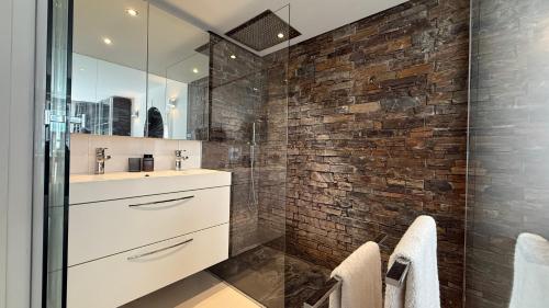 une salle de bain avec un lavabo et une douche en verre dans l'établissement Suite Design Palm Beach, à Cannes