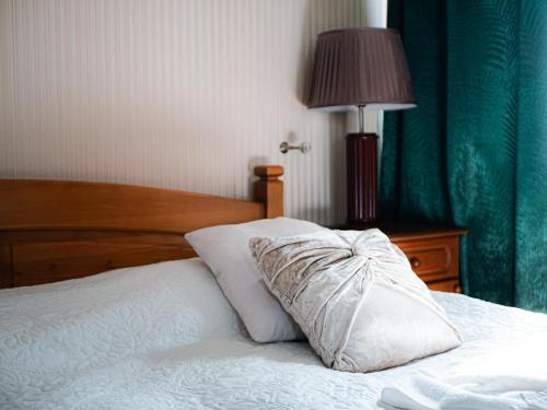 Una cama o camas en una habitación de U Krba