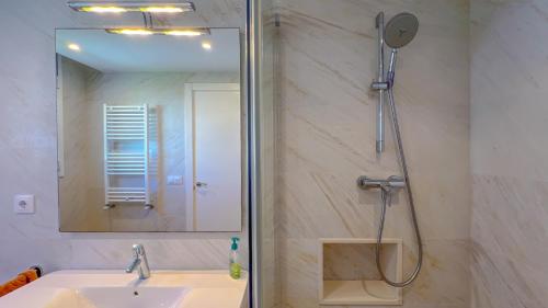 Koupelna v ubytování Vivalidays Greco House - Pineda de Mar