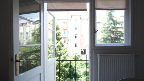 een open deur met uitzicht op een balkon bij The WEST NEST in Zagreb