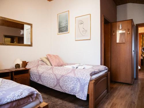 Una cama o camas en una habitación de U Krba