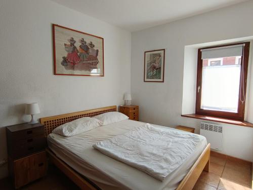 une chambre avec un lit et une fenêtre dans l'établissement Appartement rénové 2 pièces + coin montagne - 6 pers - Centre village près des pistes - 2* - FR-1-445-119, à Montgenèvre