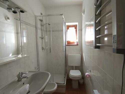 une salle de bain avec une douche, des toilettes et un lavabo dans l'établissement Appartement rénové 2 pièces + coin montagne - 6 pers - Centre village près des pistes - 2* - FR-1-445-119, à Montgenèvre