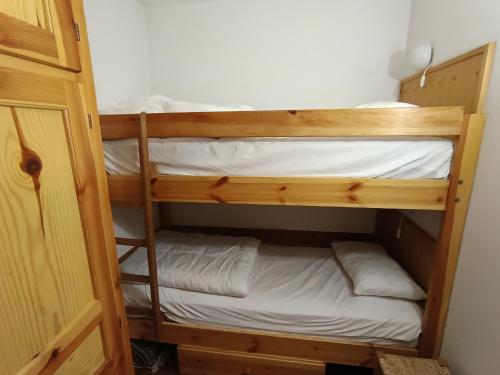 quelques lits superposés dans une chambre dans l'établissement Studio 4 pers avec terrasse et jardin, parking couvert, à Montgenèvre - FR-1-445-173, à Montgenèvre