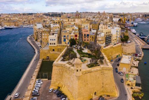 Galeriebild der Unterkunft Spacious Townhouse with a Terrace overlooking Valletta's Grand Harbor in Senglea