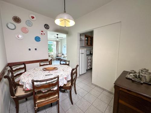 a kitchen and dining room with a table and chairs at Apartamento com vista pro mar no Centro de Ubatuba - com estacionamento 2 quartos e cozinha completa in Ubatuba