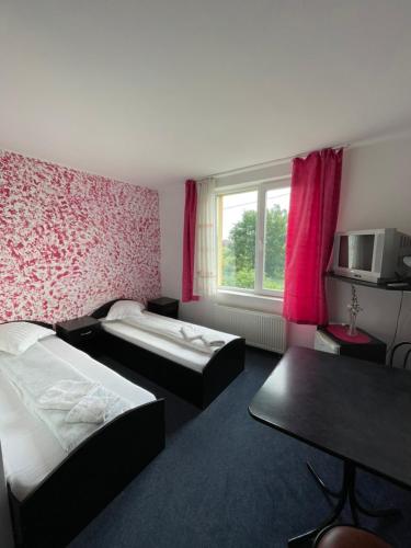 ein Hotelzimmer mit zwei Betten und einem Fenster in der Unterkunft Pensiunea Lotus Baile 1 Mai in Baile Unu Mai