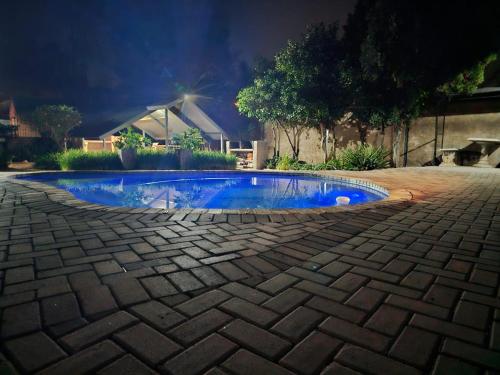 Πισίνα στο ή κοντά στο ZUCH Accommodation At Pafuri Self Catering-Deluxe Suite