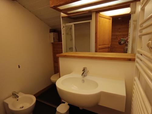 une salle de bain avec un lavabo et des toilettes dans l'établissement Appartement cosy, 100m des pistes et commerces, 4 pers, 30m², Parking, Balcon plein sud - FR-1-445-202, à Montgenèvre