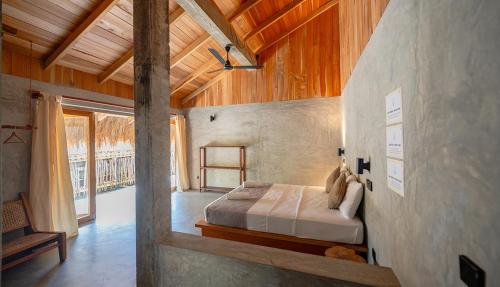 Ένα ή περισσότερα κρεβάτια σε δωμάτιο στο Lapoint Surf Camp Sri Lanka - Ahangama