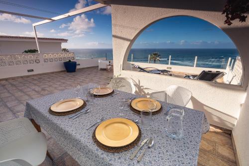 巴哈马尔Relax View的一张桌子,上面有盘子和玻璃杯,享有海景