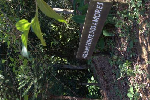 a sign that says gardenopolis on the side of a tree at Pousada Valle das Pedras in Pedra Bela