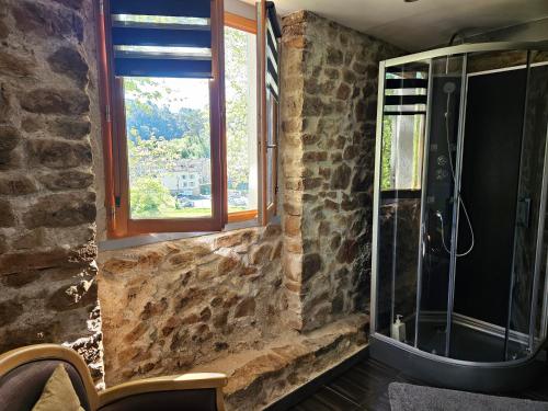 baño con ducha acristalada y ventana en Le Tempo, en Entrecasteaux