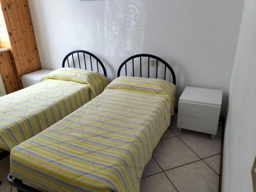 セルヴィーノにあるCasa monte Podonaの部屋に並んで置かれた2つのベッド