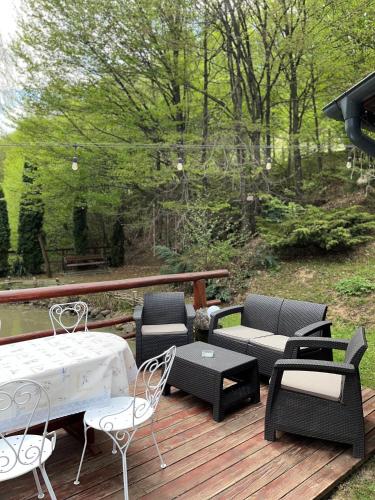 a deck with chairs and a table and chairs at Casa de vacanță Trei Zâne in Sovata