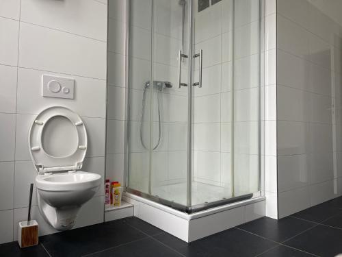 Ένα μπάνιο στο 5 Bedroom Apartment in Kassel City Center Perfect for groups and families