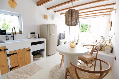 Kuchyň nebo kuchyňský kout v ubytování Stories Jàvea - Cosy Boho apartment El Arenal - Toplocation - 250m from the beach!