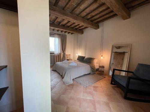 a bedroom with a bed and a couch in a room at Agriturismo La Pomifera in Gubbio