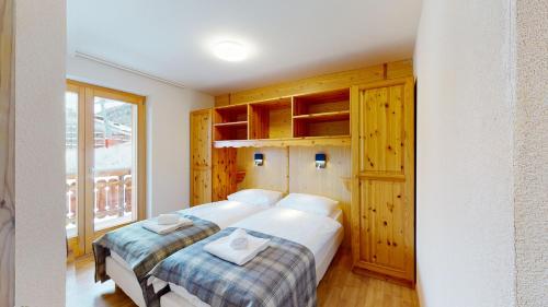 een slaapkamer met een bed en een groot raam bij Pracondu 2 308 - OUTDOOR & FUN charming apartment in Nendaz