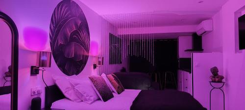 - une chambre violette avec un lit au plafond violet dans l'établissement Le Boudoir - studio de luxe au village naturiste, au Cap d'Agde